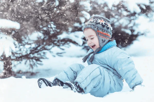 Παιδί που παίζει σε ένα χιονισμένο δάσος — Φωτογραφία Αρχείου