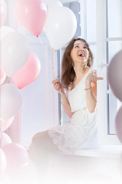 Niedliches Mädchen sitzt auf einem Fenster — Stockfoto