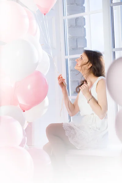 Niedliches Mädchen sitzt auf einem Fenster — Stockfoto