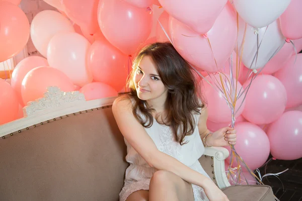 Menina bonito com bolas rosa — Fotografia de Stock