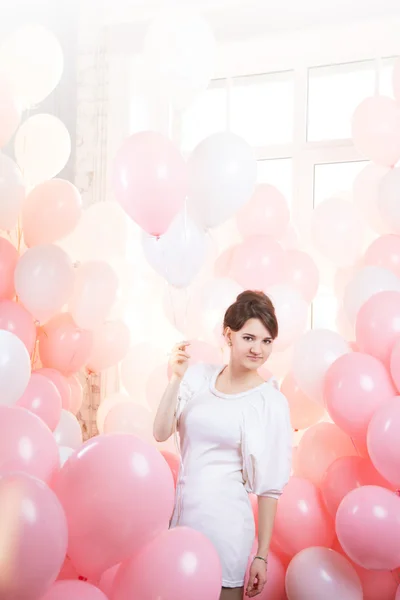 Leuk meisje met roze ballen — Stockfoto