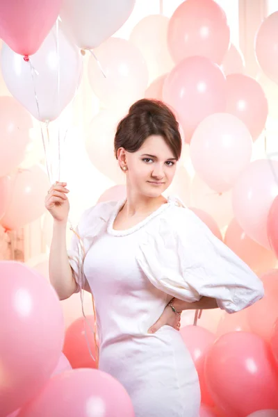 Menina bonito com bolas rosa — Fotografia de Stock