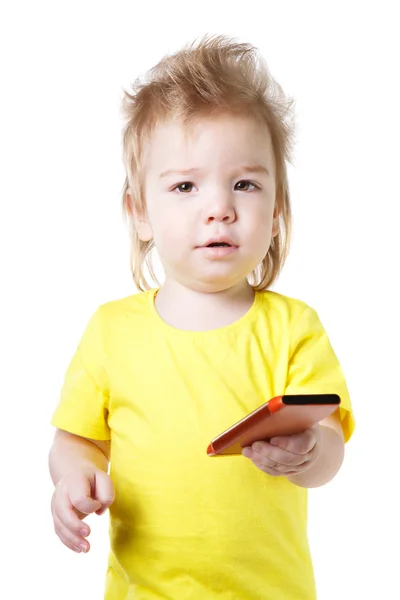 宝宝在看手机屏幕的黄色 fitbolke — 图库照片