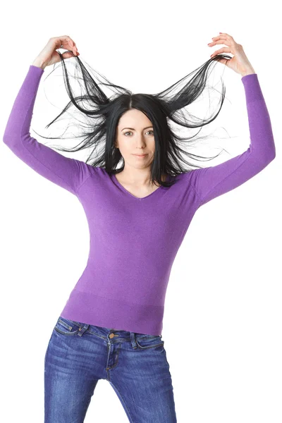 Une femme en pull violet isolé sur un fond blanc — Photo