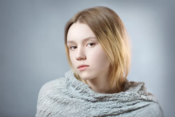 Zachte portret van een meisje in een grijs — Stockfoto