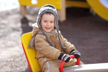 mutlu küçük çocuğu salıncakta sallanan