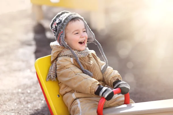 Szczęśliwy chłopiec wahadłowy na huśtawce — Zdjęcie stockowe
