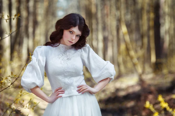 Hermosa chica en una blusa blanca hecha de fieltro — Foto de Stock