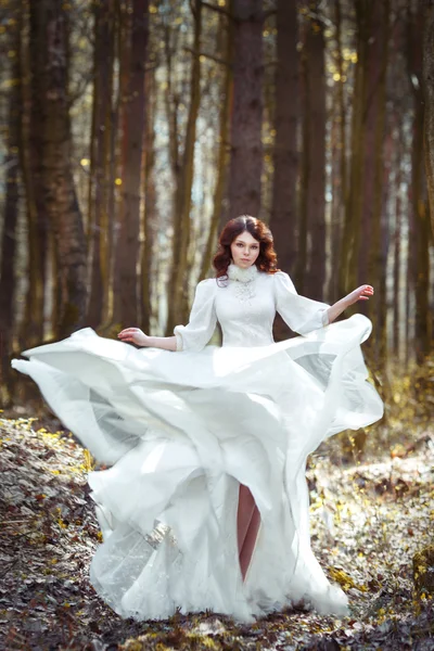 Hermosa chica en un vestido blanco con una falda creciendo —  Fotos de Stock