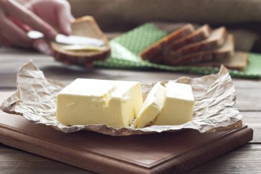 tereyağı ve taze ekmek