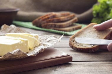 tereyağı ve taze ekmek