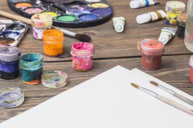 Fırça ve boya bir tablo