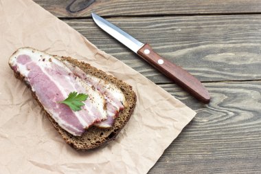 Yukarıdan jambon manzaralı ekmek