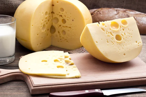 Ruota formaggio su legno. Alimenti biologici — Foto Stock