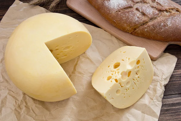Ruota formaggio su legno. Alimenti biologici — Foto Stock