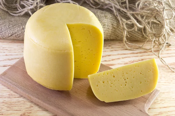 Ruota formaggio su legno. Alimenti biologici — Foto Stock