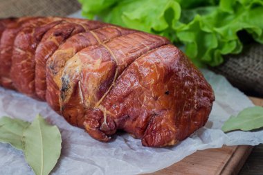 ahşap bir gemide baharat etli füme