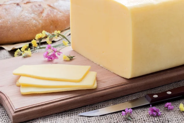 Formaggio su un pane di legno Tavole — Foto Stock