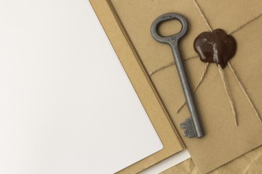 Masanın üzerine mühür mumu modası geçmiş zarfı