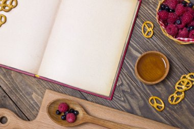 Ana sayfa üzerinde bir ahşap malzemelerle bir tarif kitabı görünümünü nex masa