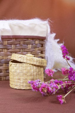 Havluyla örülmüş sepet. Kahverengi arka planda sepet.