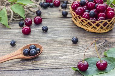 Masanın üzerine çilek