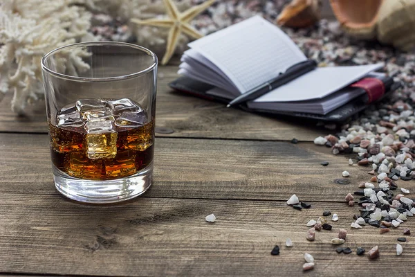 Whisky e caderno — Fotografia de Stock