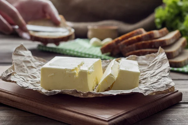 Burro vicino al pane — Foto Stock