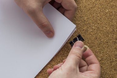 elinde kağıt beyaz