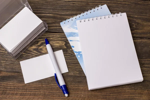 Cuaderno blanco con pluma —  Fotos de Stock