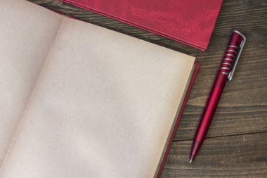 kitap ile kırmızı kalem