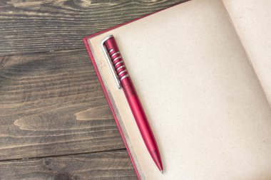 kitap ile kırmızı kalem