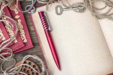 kitap ile kırmızı kalem