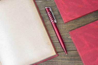 kitap ile kırmızı kalem