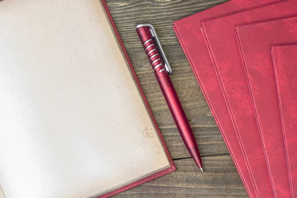 Pluma roja con libro —  Fotos de Stock