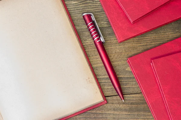 Pluma roja, libro rojo —  Fotos de Stock