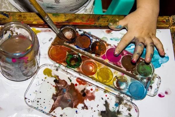 Mãos de crianças em pintura — Fotografia de Stock