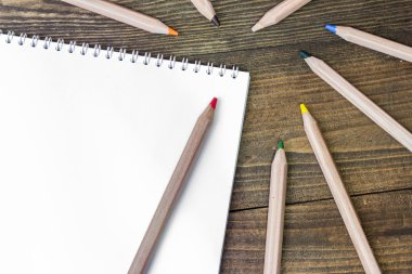 renkli ahşap kalemler