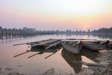 Teknenin üstünde gün doğumu 