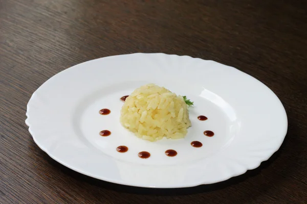 Pirinç bir tabak çanak