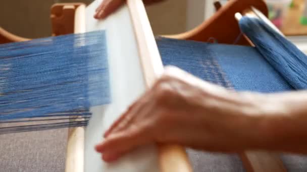 Mãos Mulher Trabalhando Tear Tecelagem Fios Azuis Indústria Têxtil — Vídeo de Stock