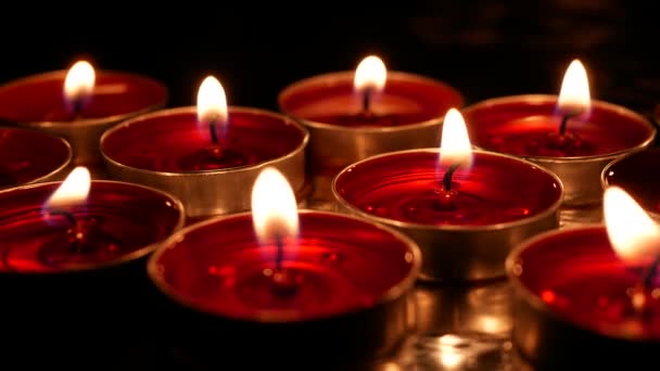 Красные Свечи Горят Свет Темноте Закрыть Плавильные Свечи — стоковое видео