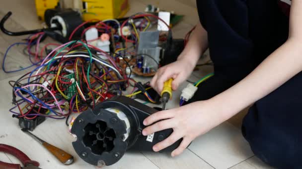 Enfant Intéressé Par Génie Électrique Travaille Sur Son Projet Garçon — Video