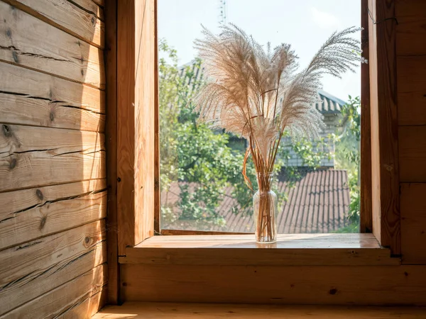 Kır evinin ahşap pencere eşiğinde otlar buketi, rüzgarla savrulan çiçeklerle Idyllic atmosfer