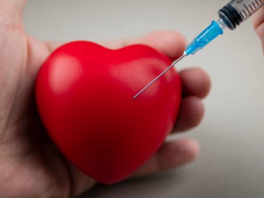 Kalbe ilaç verilmesi, akut acil bakım, tıp ve kardiyoloji kavramı.