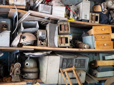 Terk edilmiş garajda bir sürü eski alet edevat ve ıvır zıvır var.