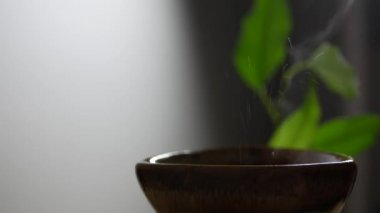 Esrarengiz beyaz duman ve esrarengiz yağ sıçramaları. Aromaterapi kavramı, sihirli ritüel, ruhani seans, meditasyon.