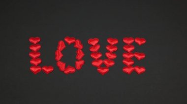 Karanlık arka planda kelime aşkı, kırmızı kalplerden yapılmış mektuplar uçup gidiyor.