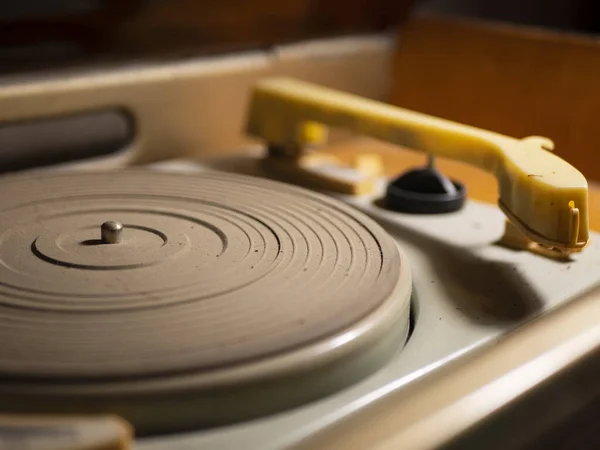 Eski ve tozlu bir kayıt cihazı, seçici odaklanma. Retro müzik ekipmanları