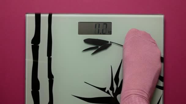 Mädchen Betritt Die Waage Badezimmer Übergewichtige Fürchten Sich Vor Ihr — Stockvideo